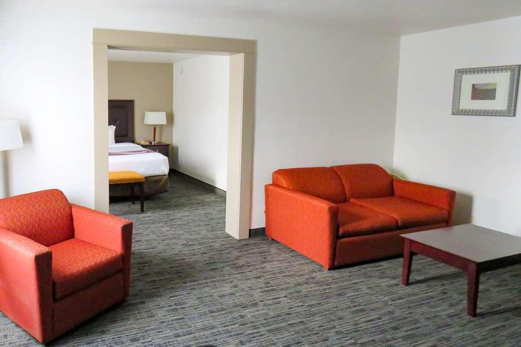 Quality Inn & Suites Евърет Стая снимка