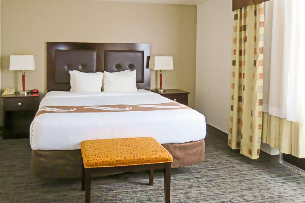 Quality Inn & Suites Евърет Стая снимка