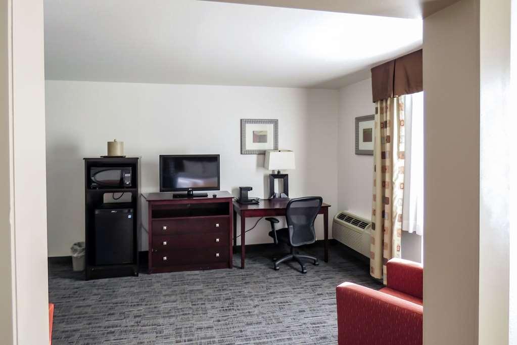 Quality Inn & Suites Евърет Стая снимка