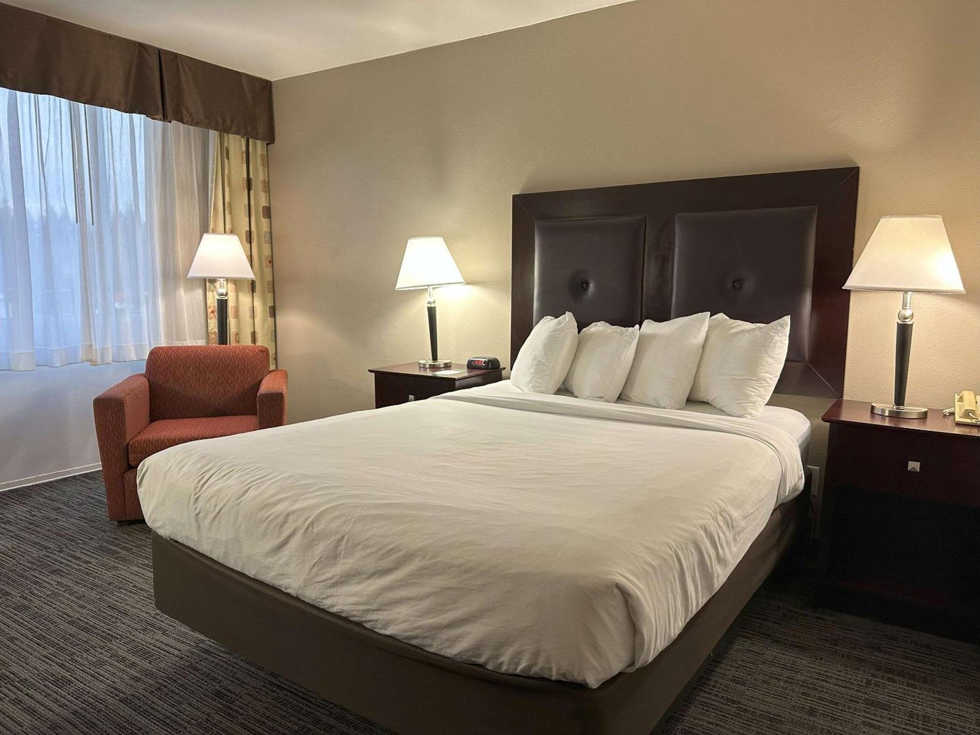 Quality Inn & Suites Евърет Екстериор снимка