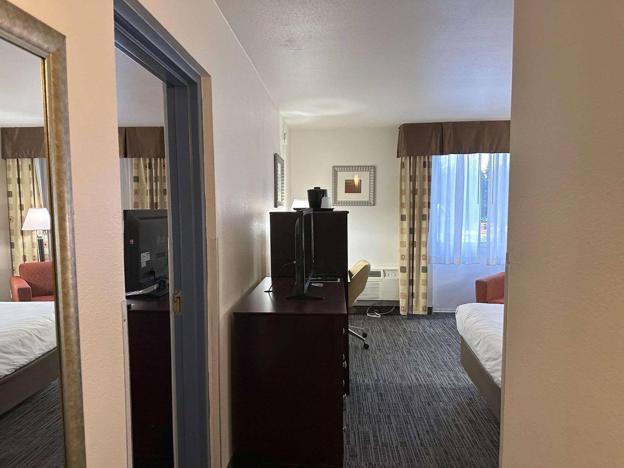 Quality Inn & Suites Евърет Екстериор снимка