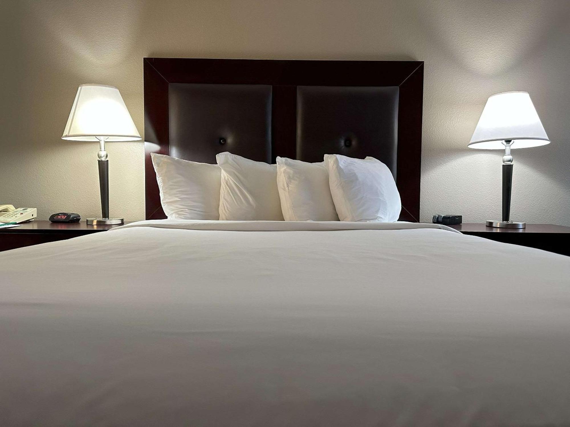 Quality Inn & Suites Евърет Екстериор снимка