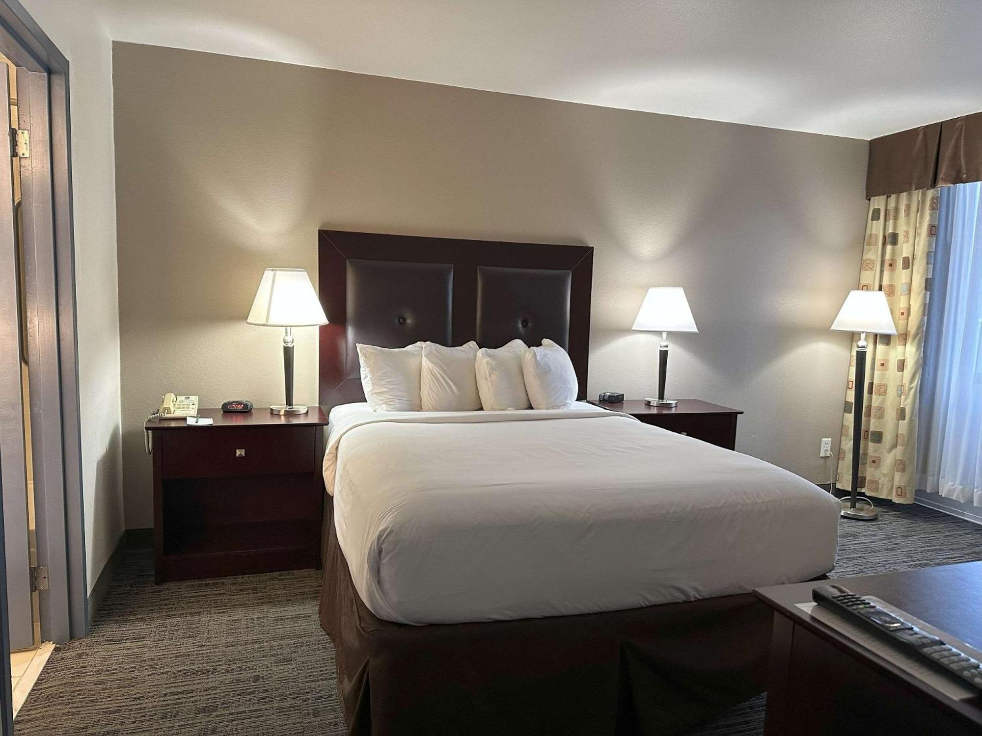 Quality Inn & Suites Евърет Екстериор снимка