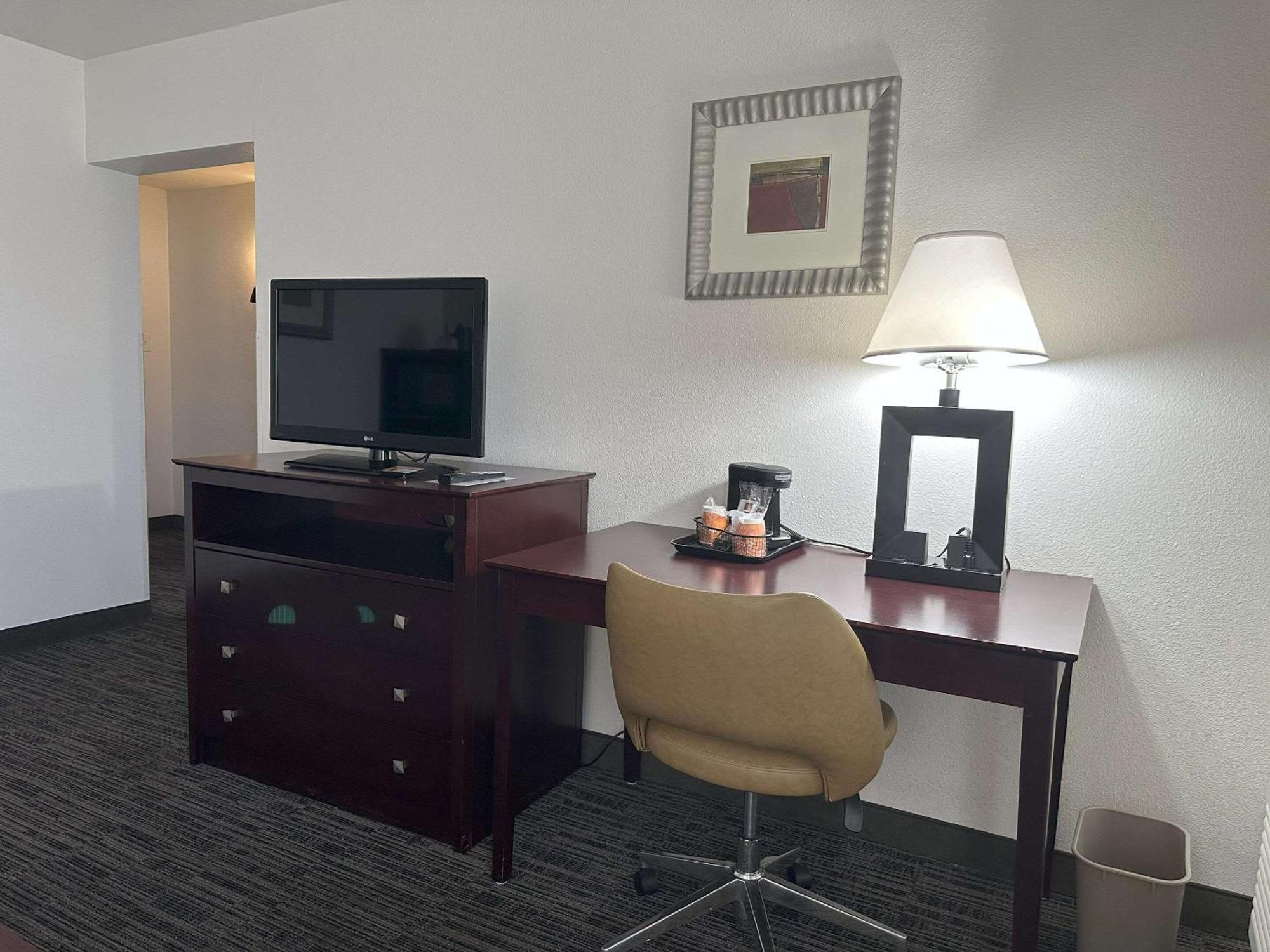 Quality Inn & Suites Евърет Екстериор снимка