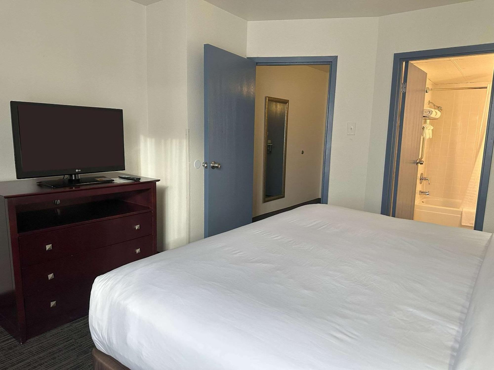 Quality Inn & Suites Евърет Екстериор снимка