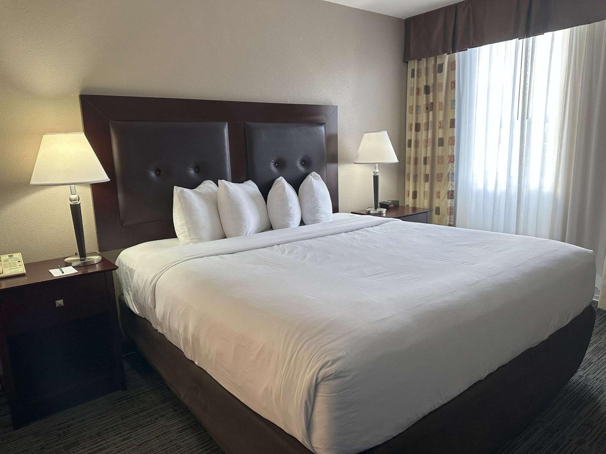 Quality Inn & Suites Евърет Екстериор снимка