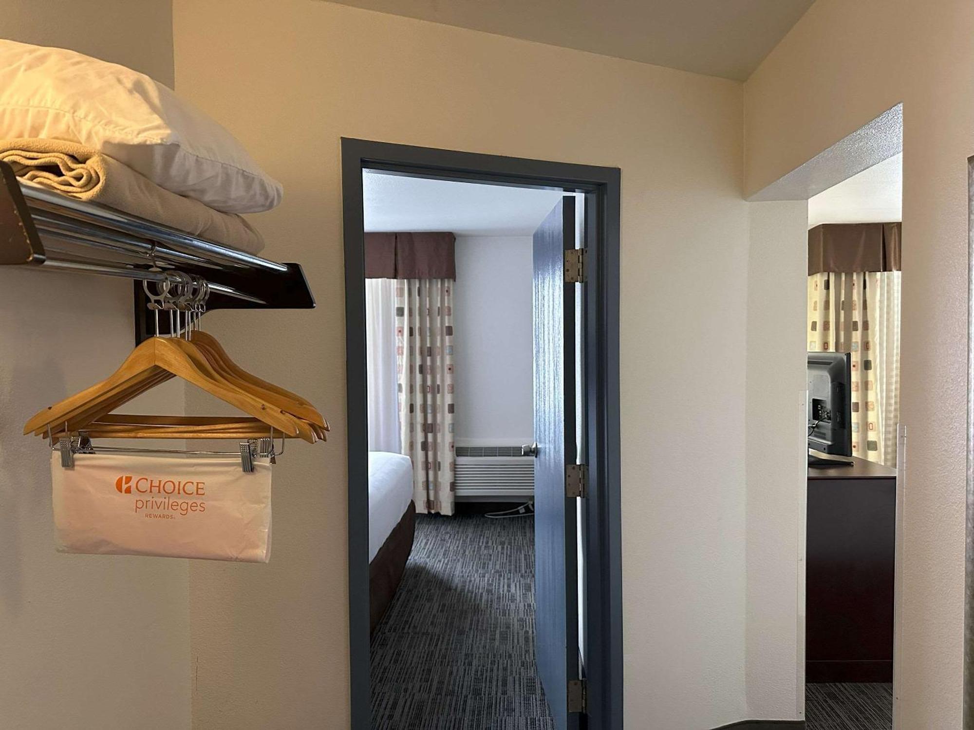 Quality Inn & Suites Евърет Екстериор снимка