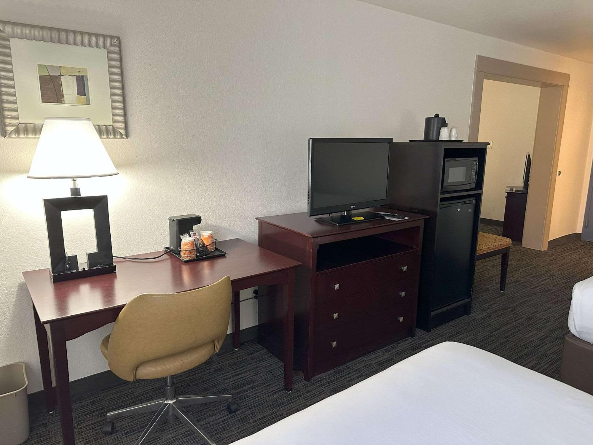 Quality Inn & Suites Евърет Екстериор снимка