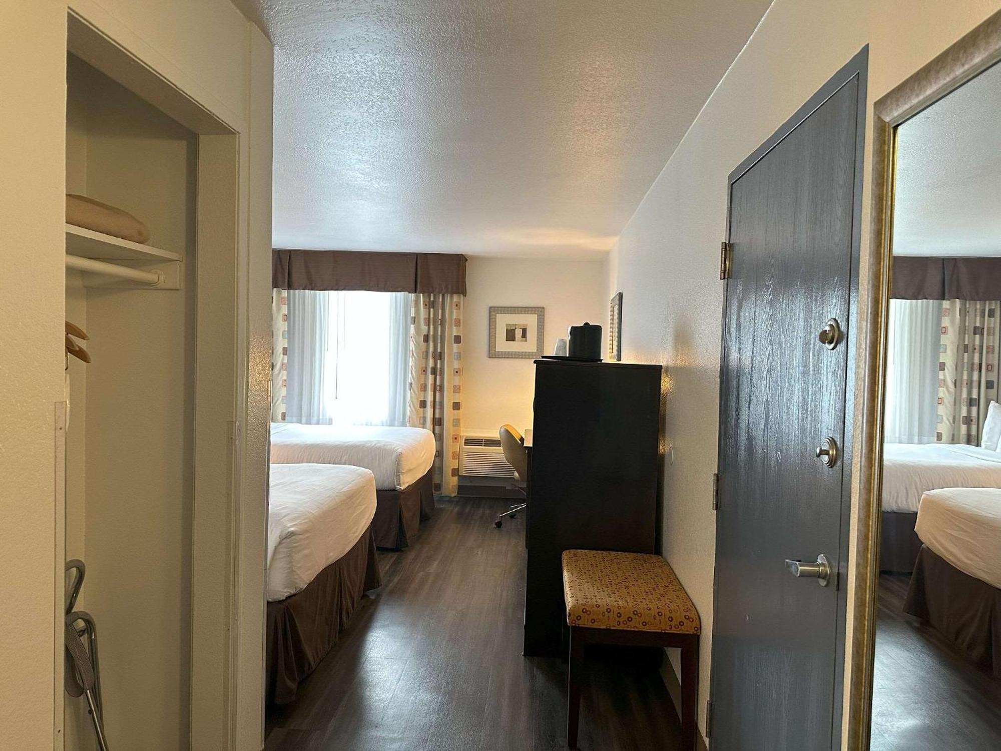 Quality Inn & Suites Евърет Екстериор снимка