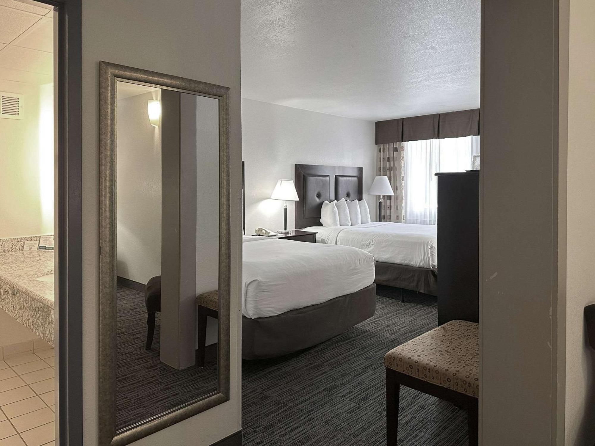 Quality Inn & Suites Евърет Екстериор снимка