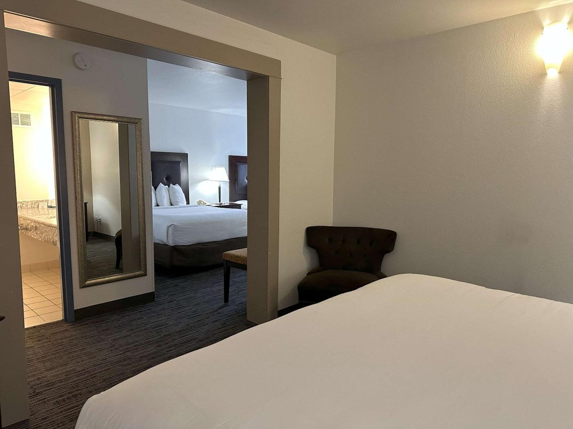 Quality Inn & Suites Евърет Екстериор снимка