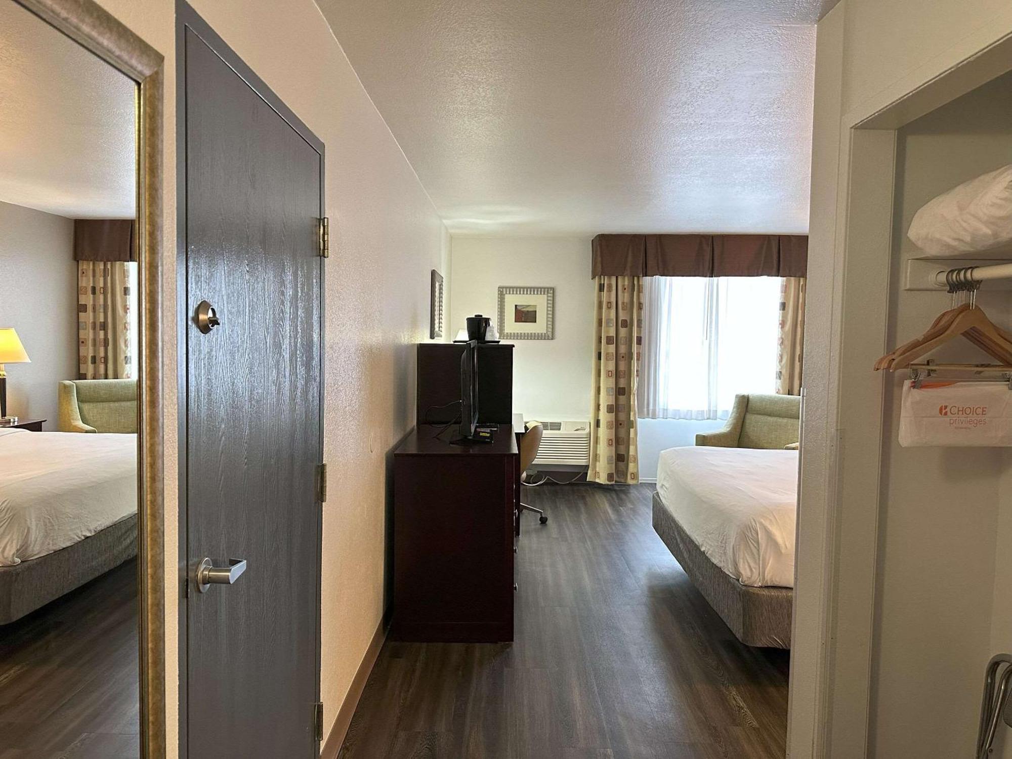 Quality Inn & Suites Евърет Екстериор снимка